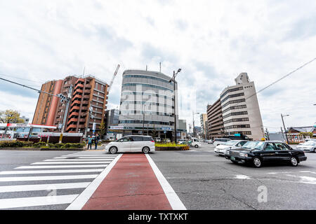 Kyoto, Japon - 17 Avril 2019 : voitures dans la circulation à l'extérieur par jour nuageux dans le centre-ville de ville sur Gojo dori et la ville d'édifices modernes Banque D'Images