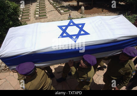 Des soldats israéliens porter le drapeau drapped cercueil du Sergent Eitan Neuman, 21 ans, à ses funérailles à la Mt. Cimetière militaire de Herzl à Jérusalem, le 13 mai 2004. Neuman a été tué le mardi, avec cinq camarades, lorsque leur véhicule blindé a frappé explosifs plantés par les militants palestiniens dans la bande de Gaza. L'armée israélienne a perdu 11 soldats dans deux attentats à la bombe à Gaza cette semaine. (Photo d'UPI/Debbie Hill) Banque D'Images