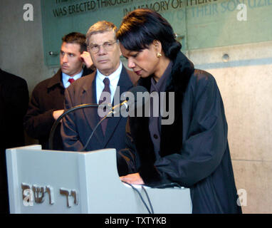 Condoleeza Rice, Secrétaire d'Etat signe le livre d'or au Musée de l'Holocauste Yad Vashem à Jérusalem, le 6 février 2005. Le riz sera en pourparlers avec le Premier Ministre israélien Ariel Sharon et le Président palestinien nouvellement élu Mahmoud Abbas à Jérusalem et la Cisjordanie avant les deux dirigeants du Moyen-Orient rencontrez lors du sommet de Sharm el Sheikh, Sinaï mardi. (Photo d'UPI/Debbie Hill) Banque D'Images