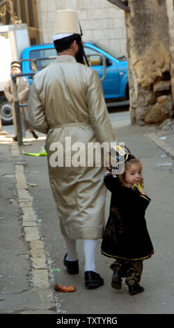 Un ultra-orthodoxe israélienne garçon est habillé comme un roi pour la fête juive, Pourim, dans le quartier de Mea Shearim, à Jérusalem, mars27, 2005. (Photo d'UPI/Debbie Hill) Banque D'Images