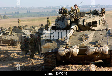 Des soldats israéliens attendre les ordres d'envahir la bande de Gaza dans un champ près du kibboutz Mifulsim après les militants palestiniens ont tiré plus de 100 roquettes et obus de mortier sur le Gush Katif et les régions avoisinantes au cours des quatre derniers jours, le 17 juillet 2005. Israël dit qu'il va entrer dans la bande de Gaza si le président palestinien Mahmoud Abbas ne veut pas régner dans militants et d'arrêter les attaques. (Photo d'UPI/Debbie Hill) Banque D'Images