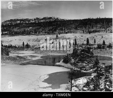 Une vue en aval par l'étroit canal de Hell Gate sur le fleuve Columbia. ; Portée et contenu : la photographie de deux volumes d'une série d'albums de photos documentant la construction du barrage de Grand Coulee et travaux connexes sur le bassin du Columbia Projet. Banque D'Images