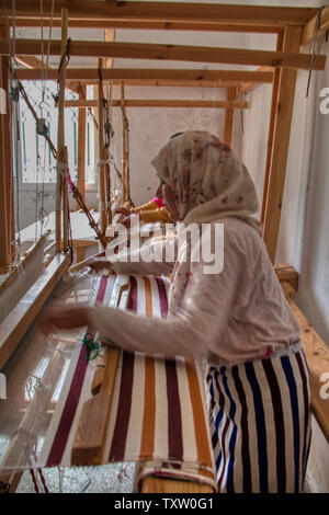 Khizana, Chefchaouen, Maroc - 2 mai 2019 : Une marocaine à l'aide d'un métier à tisser traditionnel dans la région rurale de Khizana, Chefchaouen, Maroc Banque D'Images