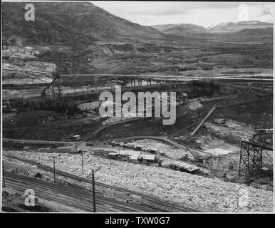 En aval d'une progression à deux vues photo montrant la Cisjordanie. ; Portée et contenu : la photographie de deux volumes d'une série d'albums de photos documentant la construction du barrage de Grand Coulee et travaux connexes sur le bassin du Columbia Projet. Notes générales : ce point et l'article 907 constituent une image panoramique. Banque D'Images