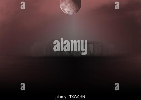 Paysage surréaliste. Stonehenge dans le brouillard. Pleine lune dans le ciel rouge Banque D'Images