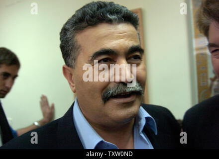 Le chef du parti travailliste israélien Amir Peretz arrive pour une réunion avec son parti à la Knesset, le Parlement israélien à Jérusalem, le 28 novembre 2005. (Photo d'UPI/Debbie Hill) Banque D'Images