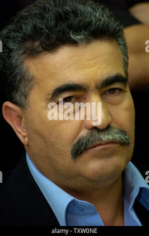 Le chef du parti travailliste israélien Amir Peretz participe à une réunion avec son parti à la Knesset, le Parlement israélien à Jérusalem, le 28 novembre 2005. (Photo d'UPI/Debbie Hill) Banque D'Images