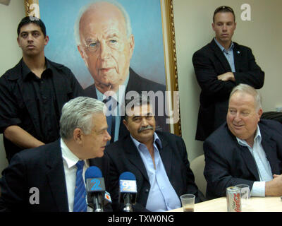 Le chef du parti travailliste israélien, Amir Peretz, centre, participe à une réunion avec son parti à la Knesset, le Parlement israélien à Jérusalem, le 28 novembre 2005. (Photo d'UPI/Debbie Hill) Banque D'Images