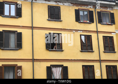 Vieille dame scrutant de fenêtre appartement en Italie, Europe Banque D'Images