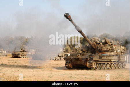 Les unités d'artillerie mobile de l'armée israélienne le feu des obus sur la bande de Gaza de Nahal Oz, 05 juillet 2006. Les FDI ont tente de frapper Palaestinian Qasamrockets militants essayant de lancer en Israël. (Photo d'UPI/Joerg Waizmann) Banque D'Images