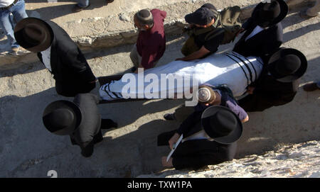 Les juifs ultra-orthodoxes portent le corps de colon israélien Eliyahu Asheri, 18 ans, à ses funérailles sur le Mont des Oliviers à Jérusalem, le 29 juin 2006. Le groupe de militants palestiniens, les Comités de résistance populaire ont dit qu'ils ont enlevé et exécuté les adolescents israéliens dont le corps a été retrouvé enterré près de Ramallah en Cisjordanie. (Photo d'UPI/Debbie Hill) Banque D'Images