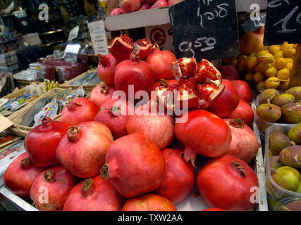 Les grenades sont affichés dans le marché Mahane Yehuda à Jérusalem, le 19 septembre 2006. Les Israéliens consomment des grenades lors de Roch hachana, le Nouvel An juif, qui commence le vendredi au coucher du soleil et dure deux jours. (Photo d'UPI/Debbie Hill) Banque D'Images