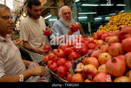 Boutique israéliens pour les grenades dans le marché Mahane Yehuda à Jérusalem, le 19 septembre 2006. Les Israéliens consomment des grenades lors de Roch hachana, le Nouvel An juif, qui commence le vendredi au coucher du soleil et dure deux jours. (Photo d'UPI/Debbie Hill) Banque D'Images