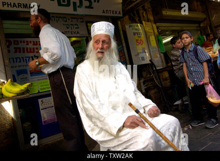 Un Israélien religieux soulève dans le marché Mahane Yehuda à Jérusalem, le 20 septembre 2006, deux jours avant Roch Hachana, le Nouvel An juif, qui commence le vendredi au crépuscule. (Photo d'UPI/Debbie Hill) Banque D'Images