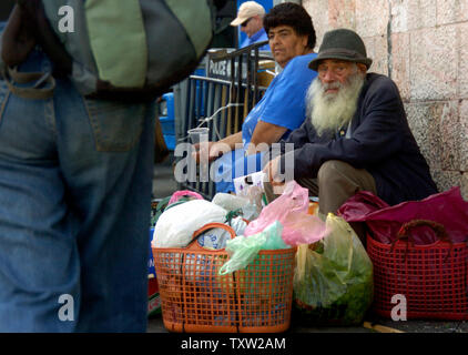 Les israéliens dans la demande du marché Mahane Yehuda à Jérusalem, le 20 septembre 2006, deux jours avant Roch Hachana, le Nouvel An juif, qui commence le vendredi au crépuscule. (Photo d'UPI/Debbie Hill) Banque D'Images