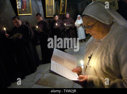 Une religieuse catholique prie dans la grotte dans l'église de la Nativité, où selon la tradition, Jésus est né à Bethléem, le 11 décembre 2006. (Photo d'UPI/Debbie Hill) Banque D'Images