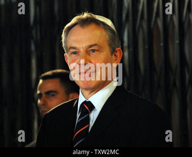 Le Premier ministre britannique Tony Blair porte une yarmelke au cours d'une cérémonie d'allumage de la Hanoukka au Premier ministre israélien Ehud Olmert's residence à Jérusalem le 18 décembre 2006. (Photo d'UPI/Debbie Hill) Banque D'Images