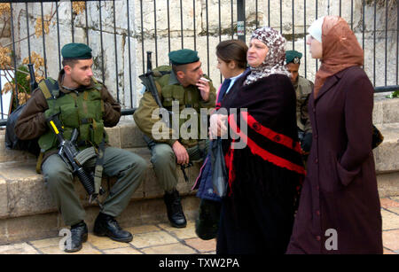 Les palestiniens à pied par la police israélienne des frontières à l'extérieur de la Porte de Damas à Jérusalem, 2 janvier 2007. L'ancien maire de Jérusalem, Teddy Kollek est décédé aujourd'hui à l'âge de 95. Il était le maire de Jérusalem pendant 28 ans et était connu pour la coexistence entre Juifs et Arabes et la construction de Jérusalem moderne. (Photo d'UPI/Debbie Hilll) Banque D'Images