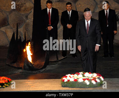 Le secrétaire américain à la Défense Robert Gates s'arrête après le dépôt d'une couronne dans la salle du Souvenir à Yad Vashem Holocaust Memorial Museum de Jérusalem, le 19 avril 2007. (Photo d'UPI/Debbie Hill) Banque D'Images