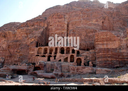 L'Urne tombe, la plus grande des tombes royales, sculpté autour de l'an 70, se tient à Petra, Jordanie, 6 août 2007. Petra est le reste d'une ville creusée dans la roche dans le sud de la Jordanie par les Arabes nabatéenne. Il a été élu deuxième dans le Nouvelles Sept Merveilles du Monde le 7 juillet 2007. Plus d'un million de votes ont été déposés à partir de 200 pays sur un sondage en ligne. (UPI Photo/ Debbie Hill) Banque D'Images