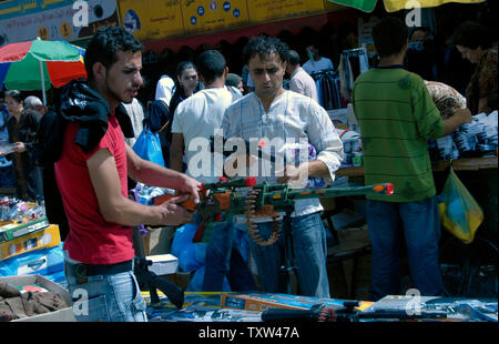 Un Palestinien vendeur vend les armes-jouets dans un marché central de Ramadan Ramallah, Cisjordanie - le 10 octobre 2007. Palestiniens acheter armes-jouets comme cadeaux pour enfants pour souligner la fin du mois sacré du Ramadan et de célébrer les trois jours de vacances de l'Aïd al-Fitr. (Photo d'UPI/Debbie Hill) Banque D'Images