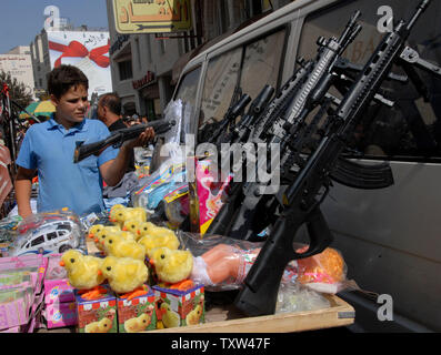 Un garçon palestinien ressemble à un pistolet jouet à un marché dans le centre de Ramadan Ramallah, Cisjordanie, 10 octobre 2007. Palestiniens acheter armes-jouets comme cadeaux pour enfants pour souligner la fin du mois sacré du Ramadan et de célébrer les trois jours de vacances de l'Aïd al-Fitr. (Photo d'UPI/Debbie Hill) Banque D'Images