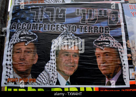 Une affiche accrochée par les Israéliens de droite nous montre le président George W. Bush portant un foulard traditionnel arabe à Jérusalem, le 8 janvier 2008, un jour avant l'arrivée du président américain George W. Bush pour la région. Le président américain Bush, centre, est rejoint par le Premier Ministre israélien, Ehoud Olmert, à droite, et le président israélien Shimon Peres, gauche, portant des headscarfs arabes traditionnels. (Photo d'UPI/Debbie Hill) Banque D'Images