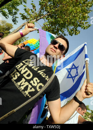 Un Israël porte un drapeau national et un drapeau arc-en-ciel dans la Gay Pride Parade annuelle controversée à Jérusalem, le 26 juin 2008. Plus de 3 000 personnes ont marché dans le défilé qui était protégé par 2 000 policiers et de la police des frontières. (Photo d'UPI/Debbie Hill) Banque D'Images