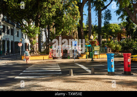 Boîtes aux lettres rouge et bleu en face de l'Municiple jardin dans la vieille ville de Funchal, Madeira, Portugal, Union européenne Banque D'Images