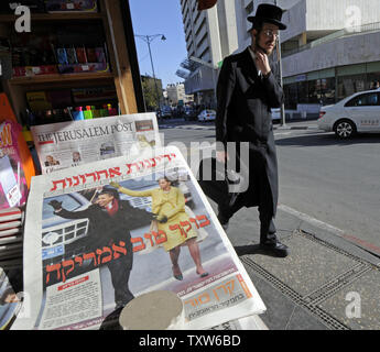 Un Israélien ultra-orthodoxes par promenades un kiosque à Jérusalem la vente de journal israélien avec une photo de couverture du Président des Etats-Unis Barack Obama et son épouse Michelle le jour de l'investiture, le 21 janvier 2009. L'hébreu, sous le titre 'Good Morning America'. (Photo d'UPI/Debbie Hill) Banque D'Images