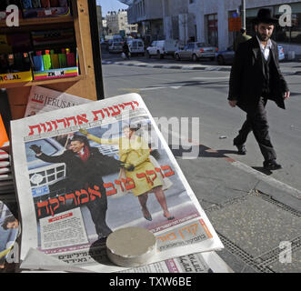 Une promenade par un Israélien ultra-orthodoxes Jérusalem kiosque vendant des journaux en hébreu avec une photo de couverture du Président des Etats-Unis Barack Obama et son épouse Michelle le jour de l'investiture, le 21 janvier 2009. L'hébreu, sous le titre 'Good Morning America'. (Photo d'UPI/Debbie Hill) Banque D'Images