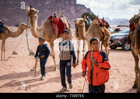 Les bédouins et les chameaux dans le désert du Wadi Rum, Jordanie Banque D'Images