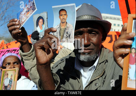 Les Israéliens éthiopiens tenir des photographies de famille toujours en Éthiopie lors d'une manifestation devant le Premier ministre israélien Benjamin Netanyahu, à Jérusalem, le 10 janvier 2009. Les manifestants ont demandé au gouvernement de mettre fin à sa politique de discrimination à l'octroi de l'immigration de Juifs éthiopiens. Il y a quelques 8 700 Juifs éthiopiens attendent toujours d'émigrer en Israël . UPI/Debbie Hill Banque D'Images