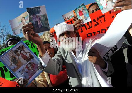 Les Israéliens éthiopiens tenir des photographies de famille toujours en Éthiopie lors d'une manifestation devant le Premier ministre israélien Benjamin Netanyahu, à Jérusalem, le 10 janvier 2009. Les manifestants ont demandé au gouvernement de mettre fin à sa politique de discrimination à l'octroi de l'immigration de Juifs éthiopiens. Il y a quelques 8 700 Juifs éthiopiens attendent toujours d'émigrer en Israël . UPI/Debbie Hill Banque D'Images