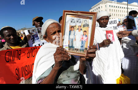 Les Israéliens éthiopiens tenir des photographies de famille toujours en Éthiopie lors d'une manifestation devant le Premier ministre israélien Benjamin Netanyahu, à Jérusalem, le 10 janvier 2009. Les manifestants ont demandé au gouvernement de mettre fin à sa politique de discrimination à l'octroi de l'immigration de Juifs éthiopiens. Il y a quelques 8 700 Juifs éthiopiens attendent toujours d'émigrer en Israël . UPI/Debbie Hill Banque D'Images