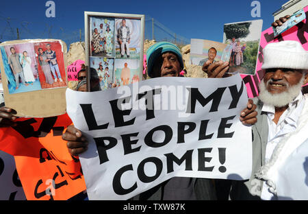 Les Israéliens éthiopiens tenir des photographies de famille toujours en Éthiopie lors d'une manifestation devant le Premier ministre israélien Benjamin Netanyahu, à Jérusalem, le 10 janvier 2009. Les manifestants ont demandé au gouvernement de mettre fin à sa politique de discrimination à l'octroi de l'immigration de Juifs éthiopiens. Il y a quelques 8 700 Juifs éthiopiens attendent toujours d'émigrer en Israël . UPI/Debbie Hill Banque D'Images