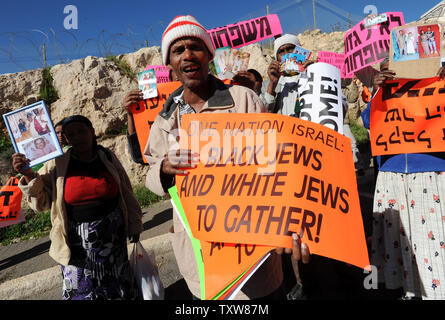 Les Israéliens éthiopiens tenir des photographies de famille toujours en Éthiopie lors d'une manifestation devant le Premier ministre israélien Benjamin Netanyahu, à Jérusalem, le 10 janvier 2009. Les manifestants ont demandé au gouvernement de mettre fin à sa politique de discrimination à l'octroi de l'immigration de Juifs éthiopiens. Il y a quelques 8 700 Juifs éthiopiens attendent toujours d'émigrer en Israël . UPI/Debbie Hill Banque D'Images