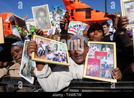 Les Israéliens éthiopiens tenir des photographies de famille toujours en Éthiopie lors d'une manifestation devant le Premier ministre israélien Benjamin Netanyahu, à Jérusalem, le 10 janvier 2009. Les manifestants ont demandé au gouvernement de mettre fin à sa politique de discrimination à l'octroi de l'immigration de Juifs éthiopiens. Il y a quelques 8 700 Juifs éthiopiens attendent toujours d'émigrer en Israël . UPI/Debbie Hill Banque D'Images