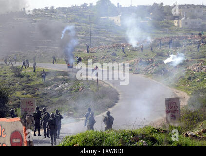 La police des frontières israélienne fire des gaz lacrymogènes sur les manifestants palestiniens en Cisjordanie village En Nabi Salih, le 12 février 2010. Les Palestiniens disent que la colonie israélienne Halamish prend leurs terres et l'eau. UPI/Debbie Hill Banque D'Images