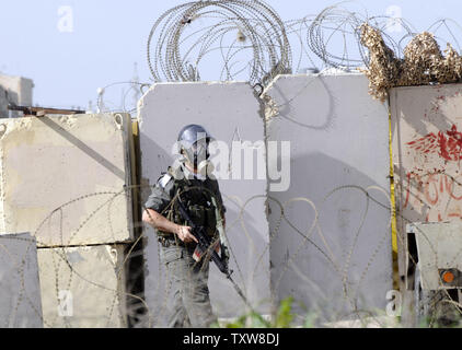 Une police des frontières israélienne porte un gasmask lors d'émeutes avec des manifestants palestiniens, pas connu, dans le village en Nabi Salih, le 12 février 2010. Les Palestiniens disent que la colonie israélienne Halamish prend leurs terres et l'eau. UPI/Debbie Hill Banque D'Images