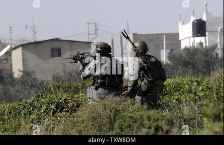 La police des frontières israélienne fire des gaz lacrymogènes sur des manifestants palestiniens, pas connu, dans le village en Nabi Salih, le 12 février 2010. Les Palestiniens disent que la colonie israélienne Halamish prend leurs terres et l'eau. UPI/Debbie Hill Banque D'Images