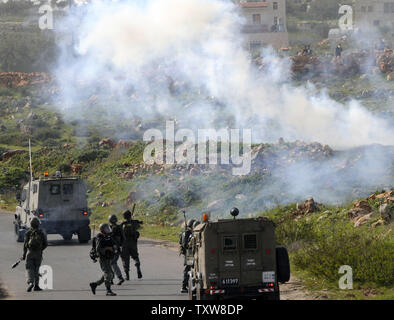 La police des frontières israélienne fire des gaz lacrymogènes sur les manifestants palestiniens en Cisjordanie village En Nabi Salih, le 12 février 2010. Les Palestiniens disent que la colonie israélienne Halamish prend leurs terres et l'eau. UPI/Debbie Hill Banque D'Images