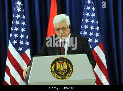 Le président palestinien Mahmoud Abbas nous écoute le Vice-président Joe Biden, pas vu, faire une déclaration à la presse dans l'élection présidentielle palestinienne à Ramallah, Cisjordanie, 10 mars 2010. UPI/Debbie Hill Banque D'Images