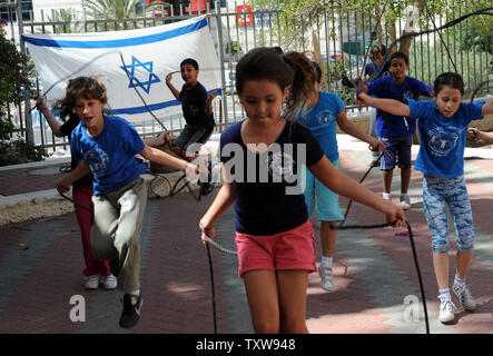 Corde à sauter enfants israéliens Shalom à l'école à Jérusalem avant de prendre part à une défense nationale forer pour tester la préparation nationale pour une attaque missle sur l'état juif, le 26 mai 2010. Israël mène un jour 5 massif Accueil commande avant de forage de la défense. UPI/Debbie Hill Banque D'Images