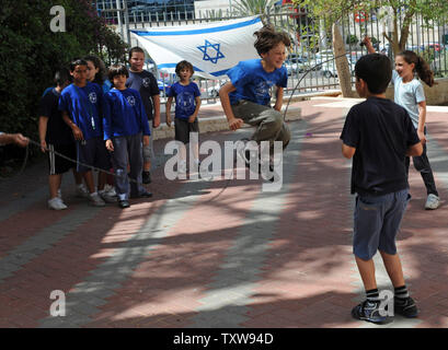 Corde à sauter enfants israéliens Shalom à l'école à Jérusalem avant de prendre part à une défense nationale forer pour tester la préparation nationale pour une attaque missle sur l'état juif, le 26 mai 2010. Israël mène un jour 5 massif Accueil commande avant de forage de la défense. UPI/Debbie Hill Banque D'Images