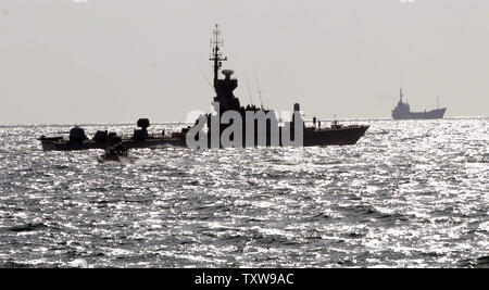 Un navire de la marine israélienne, avant-plan, les lecteurs ont saisi près de l'aide Rachel Corrie bateau au port militaire d'Ashdod dans le sud d'Israël, le 5 juin 2010. Le navire d'aide 1 200 tonnes a été empêché par la marine israélienne d'atteindre Gaza pour acheminer de l'aide et des fournitures. UPI/Debbie Hill Banque D'Images