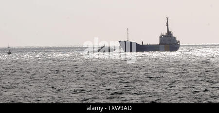 Les saisies de navires d'aide Rachel Corrie est escorté par des navires de la marine israélienne dans le port militaire d'Ashdod dans le sud d'Israël, le 5 juin 2010. Le navire d'aide 1 200 tonnes a été empêché par la marine israélienne d'atteindre Gaza pour acheminer de l'aide et des fournitures. UPI/Debbie Hill Banque D'Images