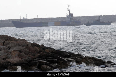 Les saisies de navires d'aide Rachel Corrie est escorté par des navires de la marine israélienne dans le port militaire d'Ashdod dans le sud d'Israël, le 5 juin 2010. Le navire d'aide 1 200 tonnes a été empêché par la marine israélienne d'atteindre Gaza pour acheminer de l'aide et des fournitures. UPI/Debbie Hill Banque D'Images