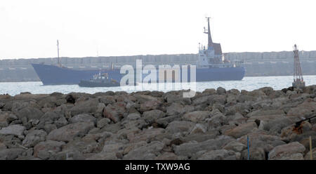 Les saisies de navires d'aide Rachel Corrie est escorté par des navires de la marine israélienne dans le port militaire d'Ashdod dans le sud d'Israël, le 5 juin 2010. Le navire d'aide 1 200 tonnes a été empêché par la marine israélienne d'atteindre Gaza pour acheminer de l'aide et des fournitures. UPI/Debbie Hill Banque D'Images