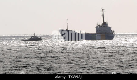 Les saisies de navires d'aide Rachel Corrie est escorté par des navires de la marine israélienne dans le port militaire d'Ashdod dans le sud d'Israël, le 5 juin 2010. Le navire d'aide 1 200 tonnes a été empêché par la marine israélienne d'atteindre Gaza pour acheminer de l'aide et des fournitures. UPI/Debbie Hill Banque D'Images